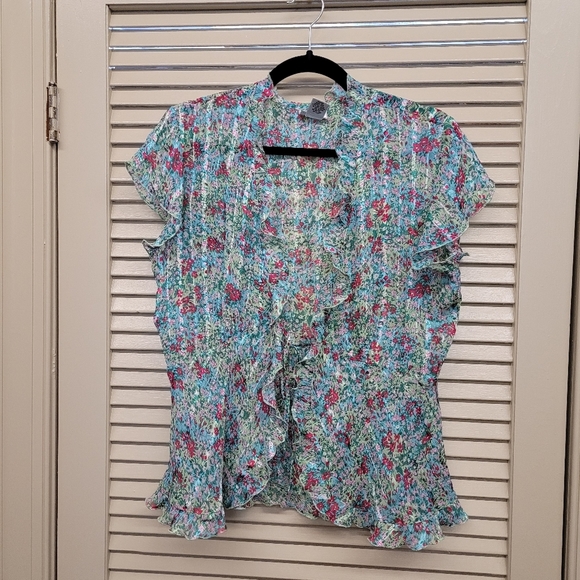 Kim Rogers Tops - Kim Roger's shirt size m green with flowers